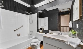 1003 Pocono Trl, Ballwin, MO 63021