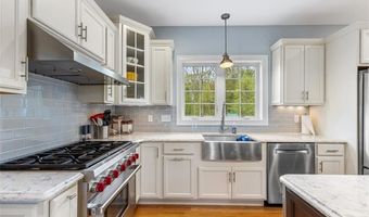 76 Woods Ln, Cranston, RI 02921