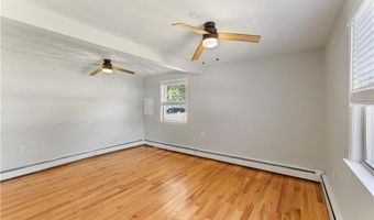 88 General Hawkins Dr, Warwick, RI 02888