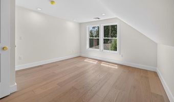 61 Applegate Rd, Cranston, RI 02920