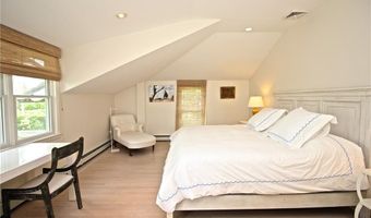 215 Coggeshall Ave, Newport, RI 02840