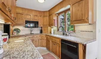 643 Isle View Dr, Akron, OH 44319