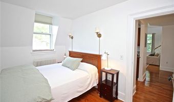 1 Oakwood Ter 7, Newport, RI 02840