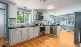 33 Wilbur Rd, Lincoln, RI 02865