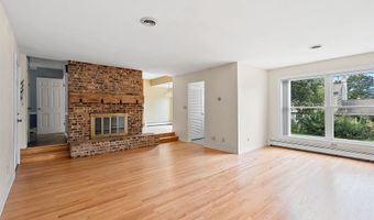 1909 N NICHOLAS St, Appleton, WI 54914