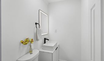 4 Somerset Rd N, Amityville, NY 11701