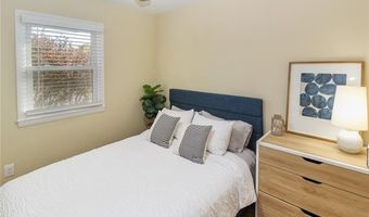17 Wood Rd, Middletown, RI 02842
