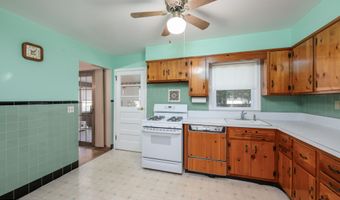 570 Garfield Ave, Belford, NJ 07718
