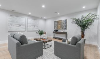 809 N KENMORE St, Arlington, VA 22201