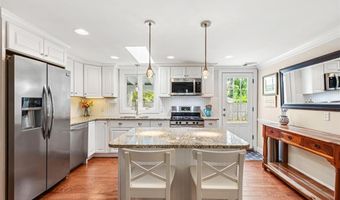 15 Zephyr Ln, Barrington, RI 02806