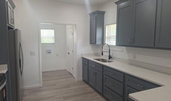 33 Elmwood Ln, Baxley, GA 31513