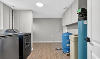 1245 WINAKI Trl, Algonquin, IL 60102