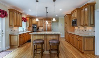 15 Logging Trail Ln, Brookfield, CT 06804