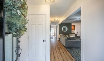 704 Woodrun Dr, Ballwin, MO 63021