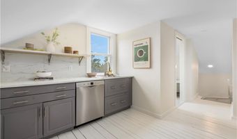 27 Dean Ave 3, Newport, RI 02840