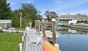 12 S Bay Ave, Amityville, NY 11701