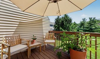 903 Larson Dr 903, Danbury, CT 06810