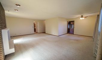 101 Hilltop Dr, Ackley, IA 50601