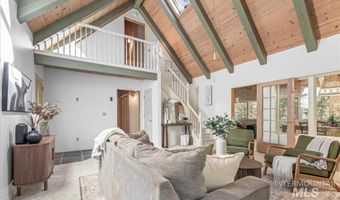 9734 Moore Dr, Cascade, ID 83611