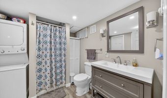 22 Connecticut Ave, Middletown, RI 02842