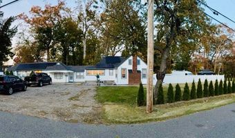 21 Locust Ave, Amityville, NY 11701