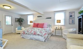 17 Melbourne Dr, Narragansett, RI 02882
