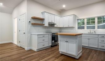 2 Cherry Ln, Bristol, RI 02809