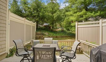 11 Boulevard Dr 10-44, Danbury, CT 06810