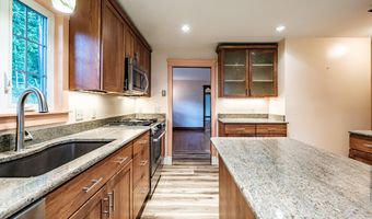 4 Pineway Dr, Auburn, ME 04210