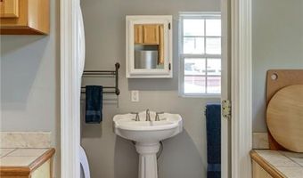530 E Gordon Ln, Savannah, GA 31401