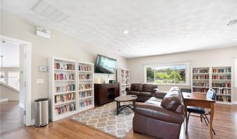 933 Williamsburg Cir, Warwick, RI 02886
