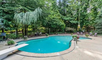 28 Doherty Dr, Middletown, NJ 07748