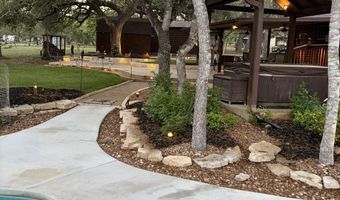 828 Shady Grv, Adkins, TX 78101