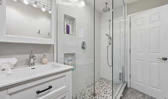 40 Woodridge Dr 40, Cheshire, CT 06410