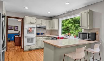 8 Sassafras Ln, Clinton, CT 06413