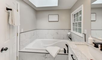 8806 FOX HILLS Trl, Potomac, MD 20854