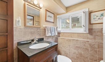 18 Gaylore Dr W, Amityville, NY 11701