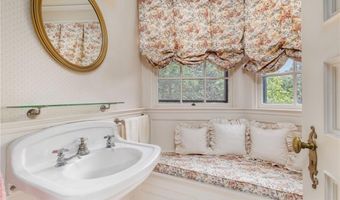 360 RUMSTICK Rd, Barrington, RI 02806