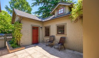 586 B St, Ashland, OR 97520
