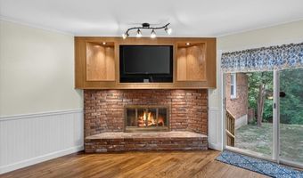7 Springlake Ct, Ballwin, MO 63011