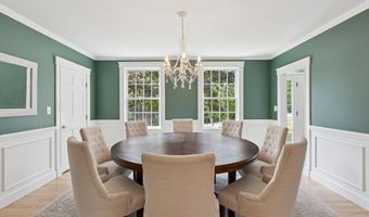 4 Victoria Ln, Falmouth, ME 04105