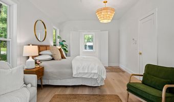 8 Knight St, Falmouth, ME 04105
