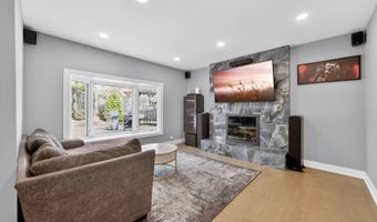 24 W Berkley Dr, Arlington Heights, IL 60004