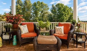 2004 SEVEN MEADOWS Ln, Appomattox, VA 24522