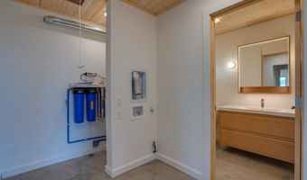 8 Quonset Way, Carson, NM 87517