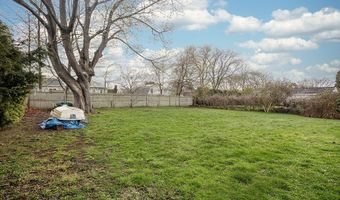 37 Squantum Dr, Middletown, RI 02842