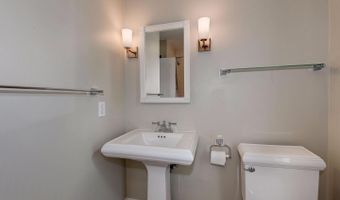 4706 32ND St N, Arlington, VA 22207