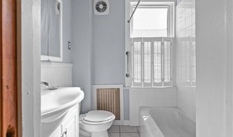 7 Caswell Ave, Newport, RI 02840