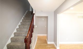 912 Oakwood Farms Ln, Ballwin, MO 63021