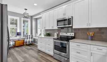 5610 GOLDEN ISLES Dr, Apollo Beach, FL 33572